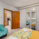 1 Bedroom Gorgeous In Διαμέρισμα Selce