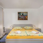 1 Bedroom Gorgeous In דירה *